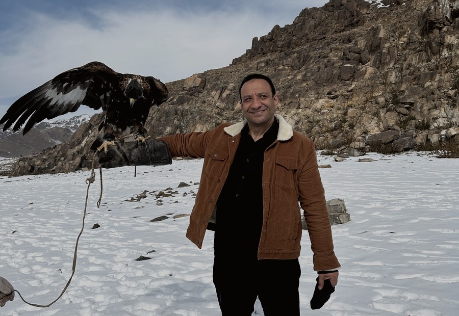 محمد سعد مع النسر في منغوليا